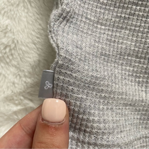 3/30$🤍 TNA | Grey waffle knit cropped tank - Picture 11 of 12